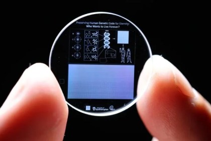 En un hito sin precedentes en la ciencia moderna, un equipo de investigadores de la Universidad de Southampton ha logrado almacenar el genoma humano completo en un cristal de memoria 5D