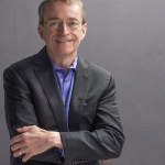 Intel, una vez el líder indiscutible del mercado global de chips, se encuentra en una encrucijada crítica. El anuncio de la renuncia de su CEO, Pat Gelsinger, efectivo desde el 1 de diciembre de 2024, marca un nuevo capítulo en la lucha por recuperar su relevancia en una industria que ha evolucionado rápidamente en los últimos años. Con desafíos que incluyen la pérdida de dominio en el mercado, retrasos en producción y una competencia feroz, el futuro del gigante estadounidense está bajo escrutinio tanto de inversores como de expertos tecnológicos.