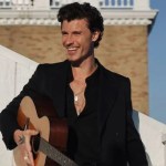 El cantante canadiense Shawn Mendes ha causado revuelo en Perú tras ser visto en el Aeropuerto Internacional Alejandro Velasco Astete, en Cusco, días antes de su esperado concierto en Lima programado para el 1 de abril de 2025. Su visita ha desatado especulaciones sobre un posible recorrido turístico por la región, incluyendo el icónico Santuario Histórico de Machu Picchu.