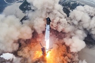 SpaceX, la empresa aeroespacial del multimillonario Elon Musk, enfrentó nuevamente un revés significativo cuando el último vuelo de prueba del cohete Starship terminó en una explosión. Este accidente, ocurrido el pasado jueves por la noche, se suma a una serie de pruebas fallidas del proyecto insignia de Musk, diseñado con la ambiciosa meta de llevar astronautas a la Luna y, eventualmente, colonizar Marte.