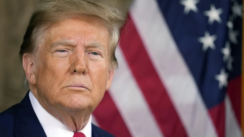 En un giro inesperado que combina política y religión, el presidente de Estados Unidos, Donald Trump, ha sorprendido al mundo al expresar su deseo de convertirse en el próximo Papa de la Iglesia Católica. Esta declaración, realizada una semana después de asistir al funeral del Papa Francisco en el Vaticano, ha generado un torbellino de reacciones, desde incredulidad hasta especulaciones sobre sus verdaderas intenciones. ¿Es esto una aspiración seria o simplemente una maniobra para captar titulares? A continuación, exploramos los detalles de este evento, sus implicaciones y el contexto que lo rodea.