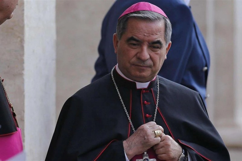 En un giro inesperado, el cardenal Angelo Becciu ha renunciado a participar en el cónclave que elegirá al próximo papa. Este anuncio llega tras la revelación de cartas firmadas por el papa Francisco, donde se solicita explícitamente su exclusión. Becciu, implicado en un escándalo financiero que lo llevó a una condena, había insistido en su derecho a participar. Sin embargo, finalmente cedió ante la voluntad del papa y las tensiones internas del Vaticano.