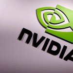 NVIDIA ha dado un giro trascendental en su modelo de producción al anunciar, por primera vez en su historia, que fabricará íntegramente sus supercomputadoras de inteligencia artificial (IA) en territorio estadounidense. Esta medida, celebrada por la Casa Blanca como un triunfo para la economía nacional, representa una inversión sin precedentes de 500.000 millones de dólares a ejecutarse en los próximos cuatro años.