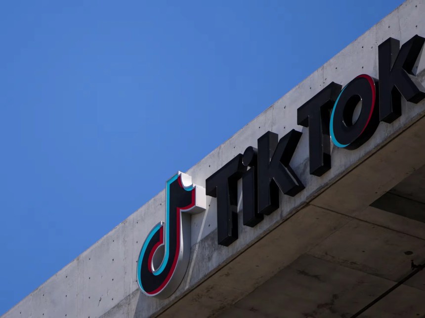 El presidente de Estados Unidos, Donald Trump, decidió otorgar una segunda prórroga de 75 días al plazo previsto para la prohibición de la popular aplicación de videos cortos TikTok. Esta nueva extensión, anunciada este viernes mediante su plataforma Truth Social, llega apenas un día antes de que se hiciera efectiva la prohibición inicial que hubiese afectado directamente a millones de usuarios estadounidenses.