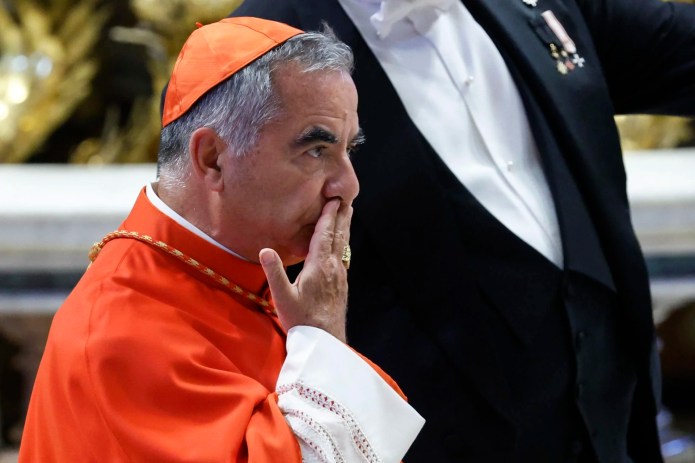 En un giro inesperado, el cardenal Angelo Becciu ha renunciado a participar en el cónclave que elegirá al próximo papa. Este anuncio llega tras la revelación de cartas firmadas por el papa Francisco, donde se solicita explícitamente su exclusión. Becciu, implicado en un escándalo financiero que lo llevó a una condena, había insistido en su derecho a participar. Sin embargo, finalmente cedió ante la voluntad del papa y las tensiones internas del Vaticano.