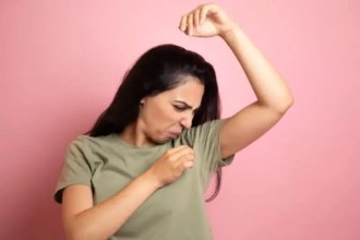 Axilas oscuras y con mal olor: 10 causas científicas y cómo solucionarlas hoy