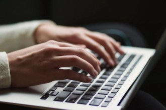 Domina el Teclado: Top 10 Trucos y Técnicas para Escribir Más Rápido Como un Profesional