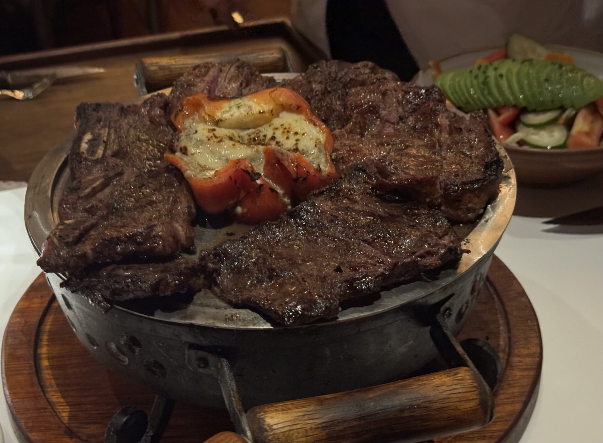 お肉とサラダ