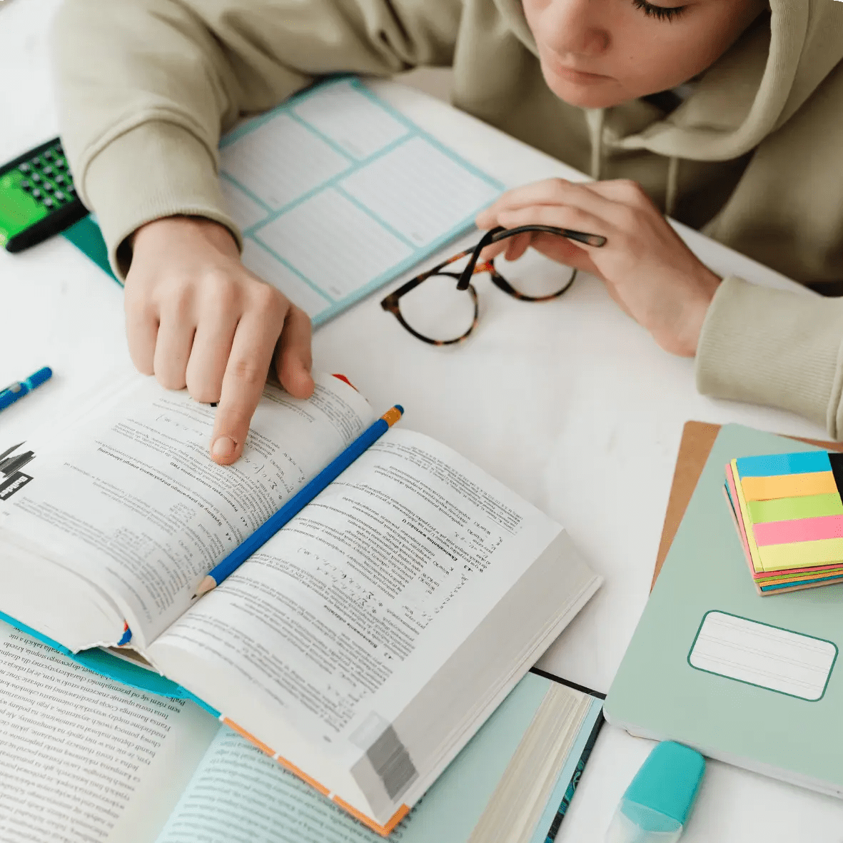 Etudiante révisant un livre pour les cours