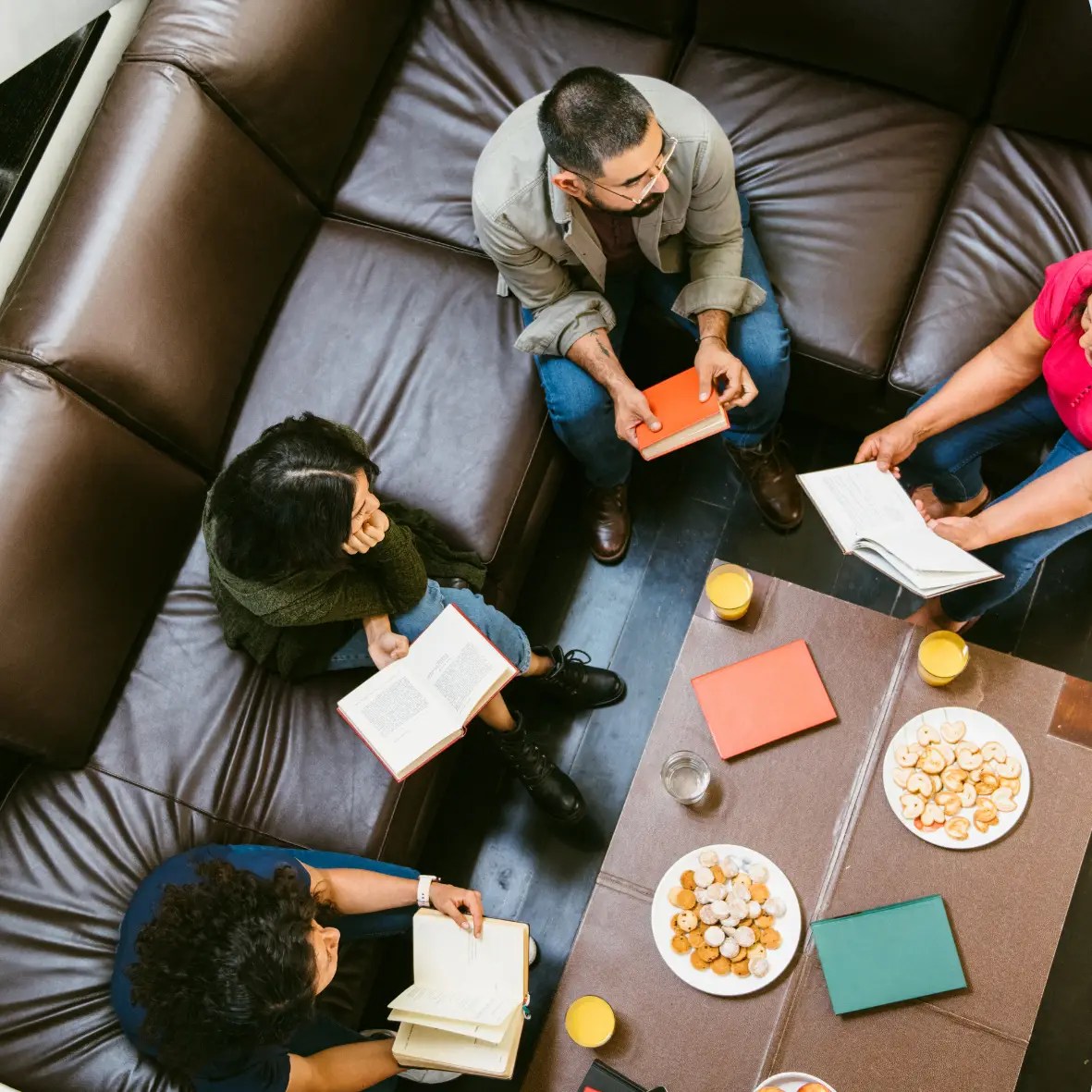 Groupe de personne autour d'une table qui échange