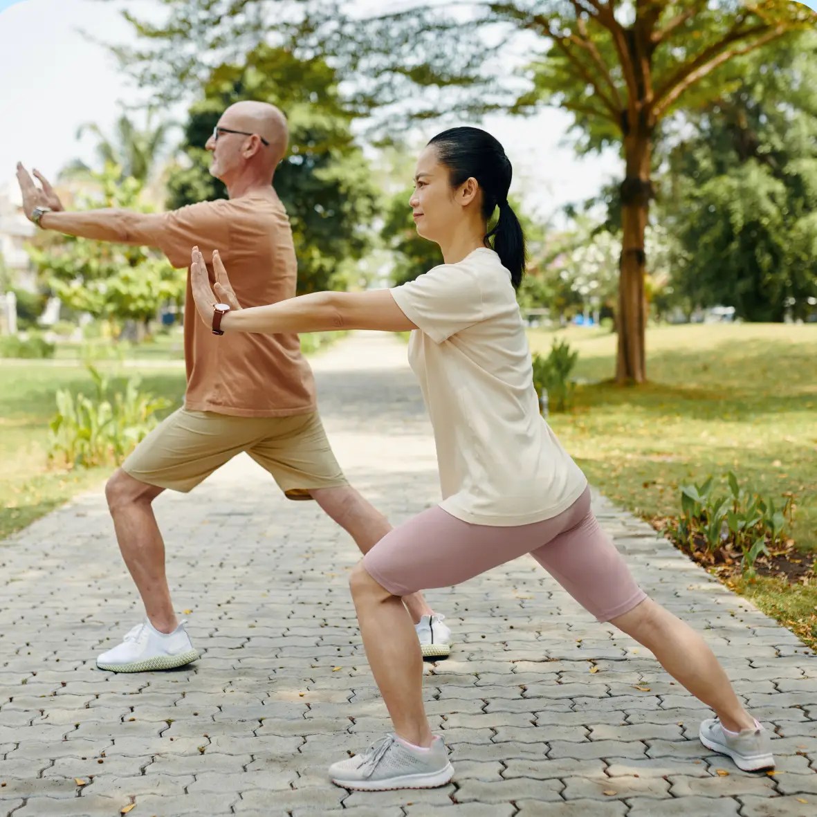 Deux personne faisant du tai-chi en plein air