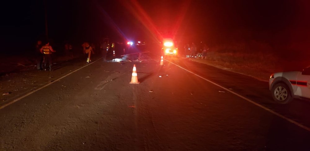 Uma pessoa morre e três ficam feridas em acidente com carro, moto e carroça