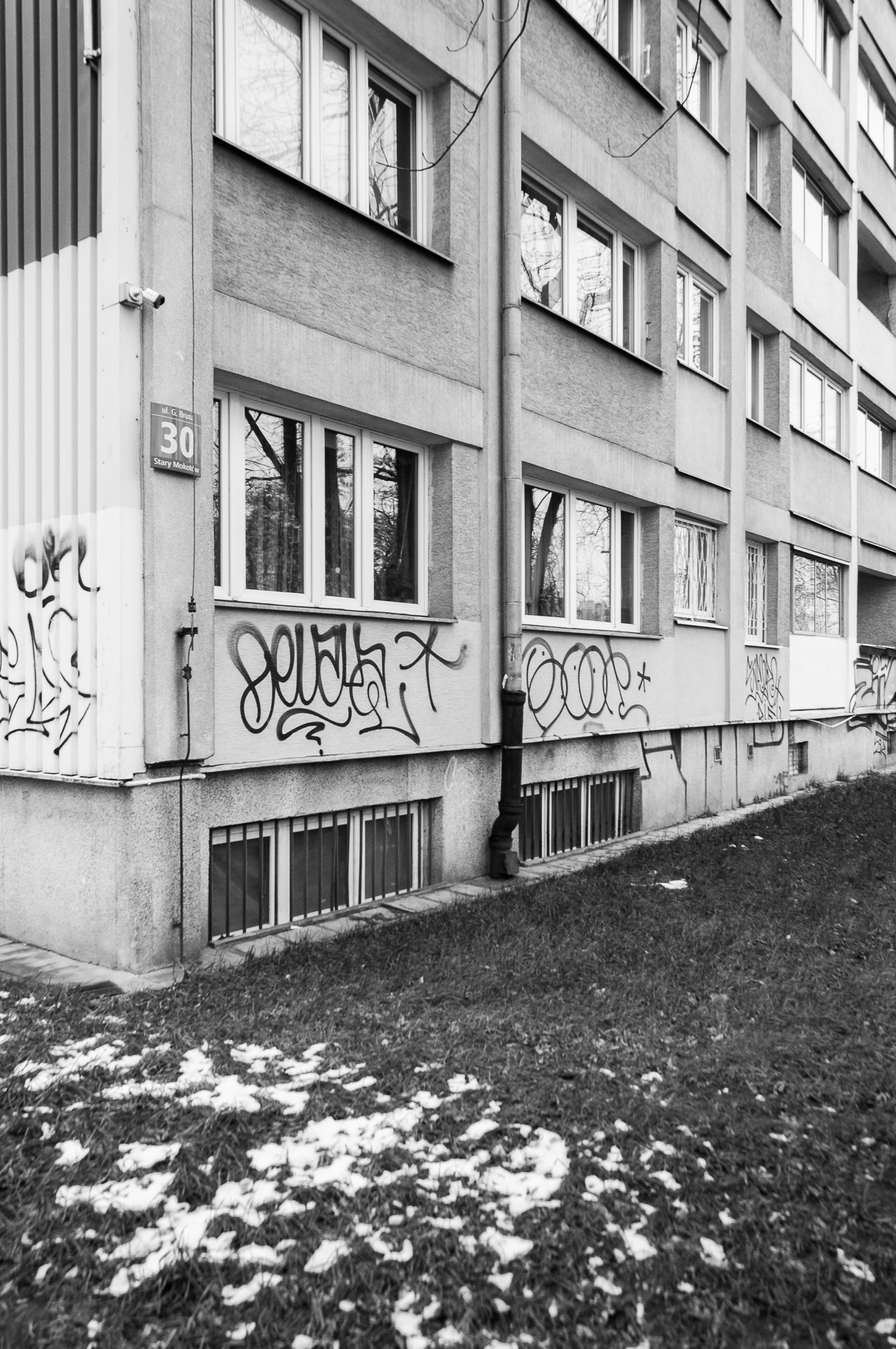 Adam Mazek Photography 2023. Warsaw Street Photography. Post: "Day number three of inactivity." Living in Poland.