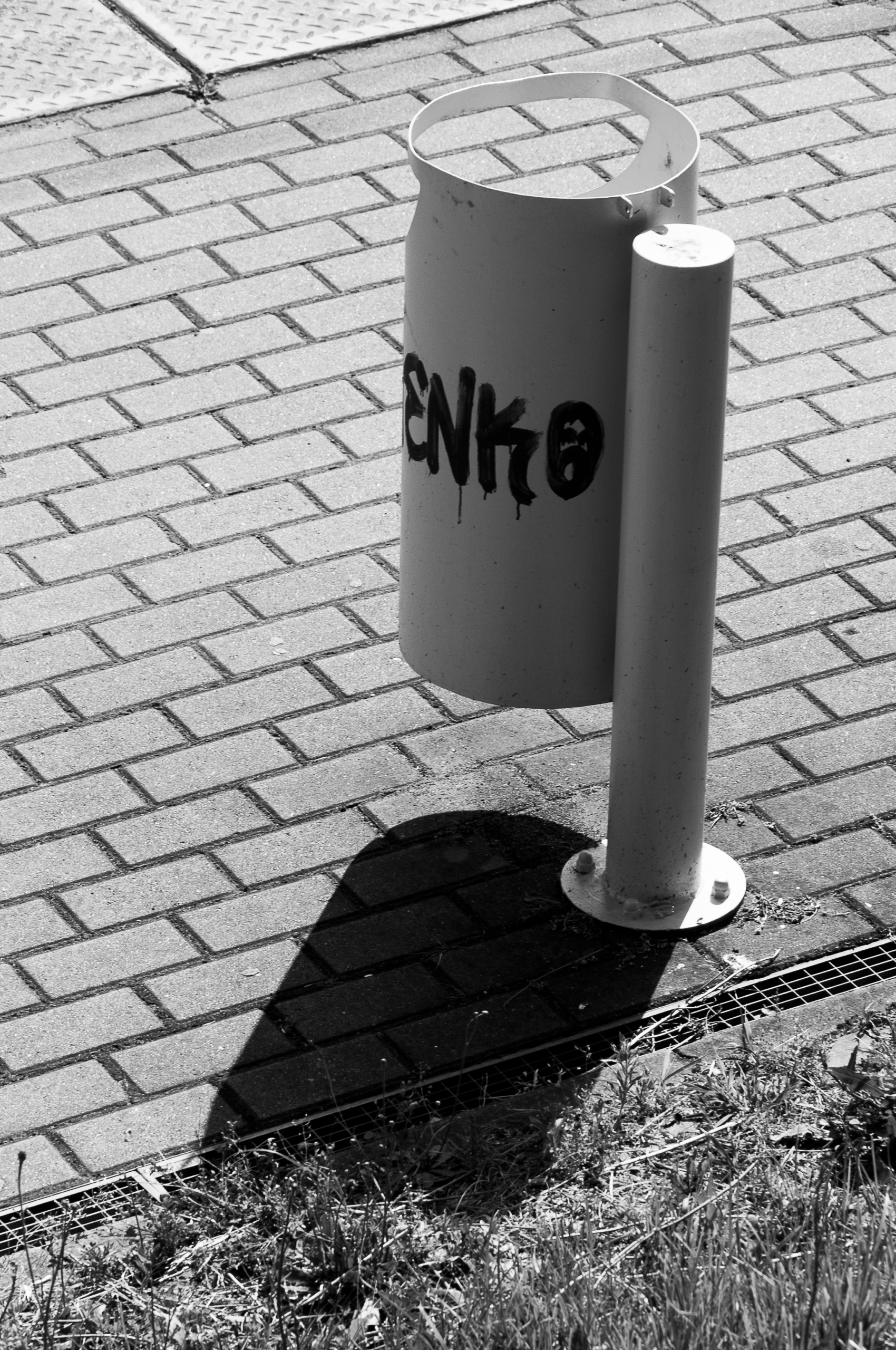 Adam Mazek Photography 2021. Warsaw Street Photography. Post: "Day number three of inactivity." Minimalism.