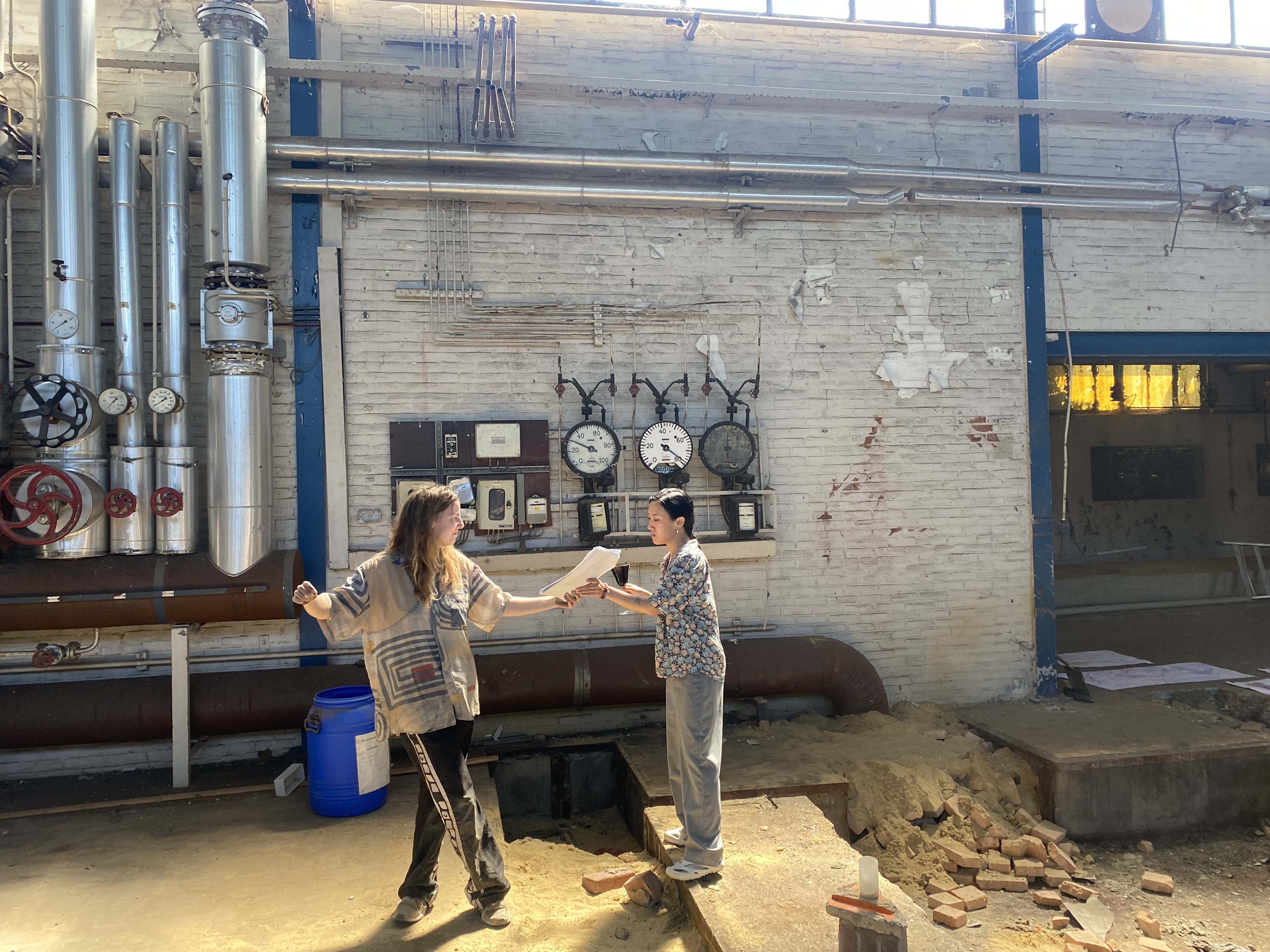 Artists Adam Moore and Lotte Van Gelder facilitating curating and performing with site and Destination Unknown 2023 artists Lola Schot and Yeonwoo Chang © Adam Moore.