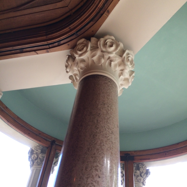 ต้นเสาลายกุหลาบปูนปลาสเตอร์