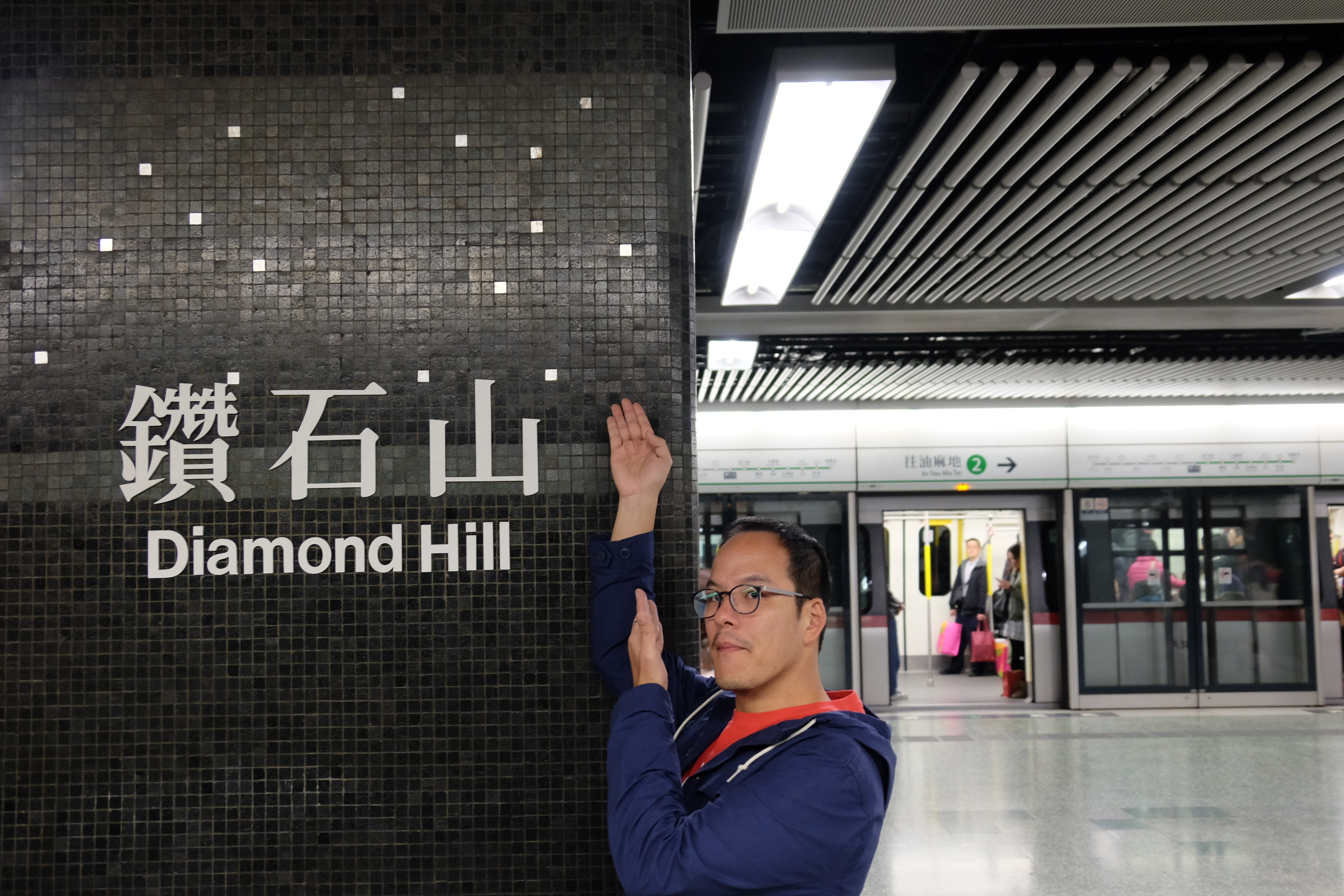 I love all those silver tiny tiles that represent the sparkles of the diamond