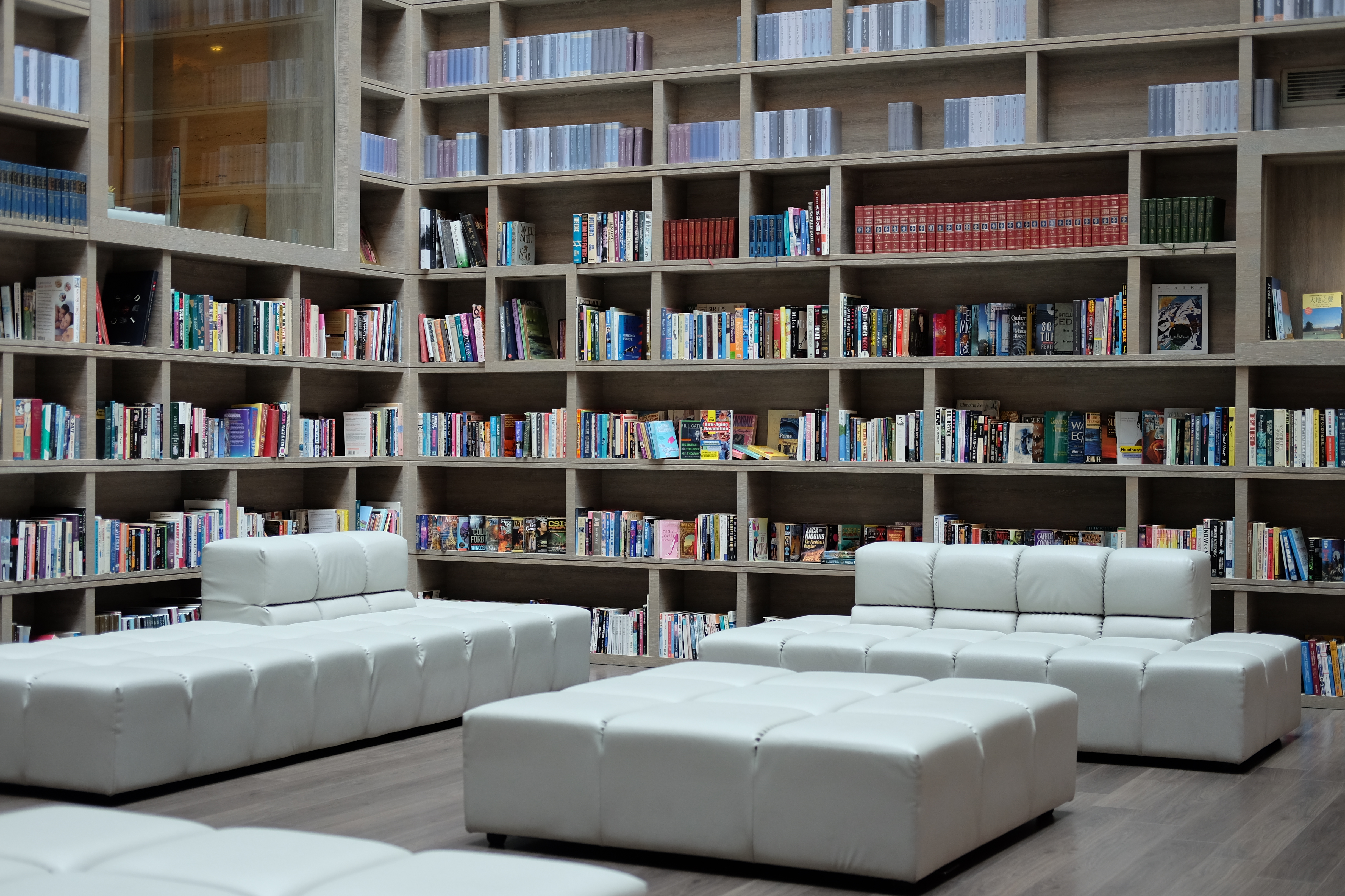 ด้านล่างเป็นห้องสมุด ที่เจาะช่องแสงจากด้านบน สว่างโปร่ง The Gaia hotel, Beitou, Taipei