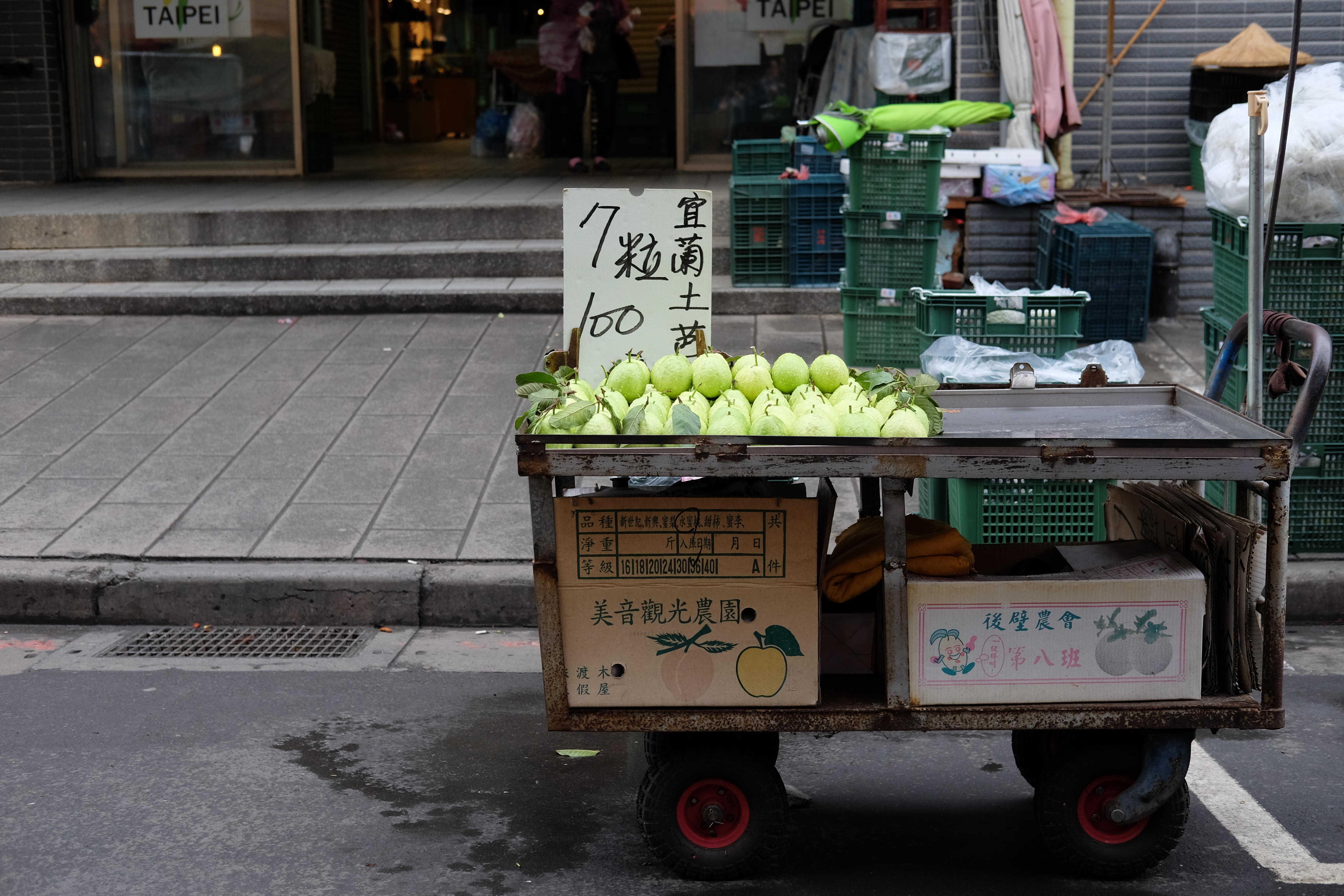 แผงฝรั่งหอมๆ ในตลาด / Beitou, Taipei, Taiwan