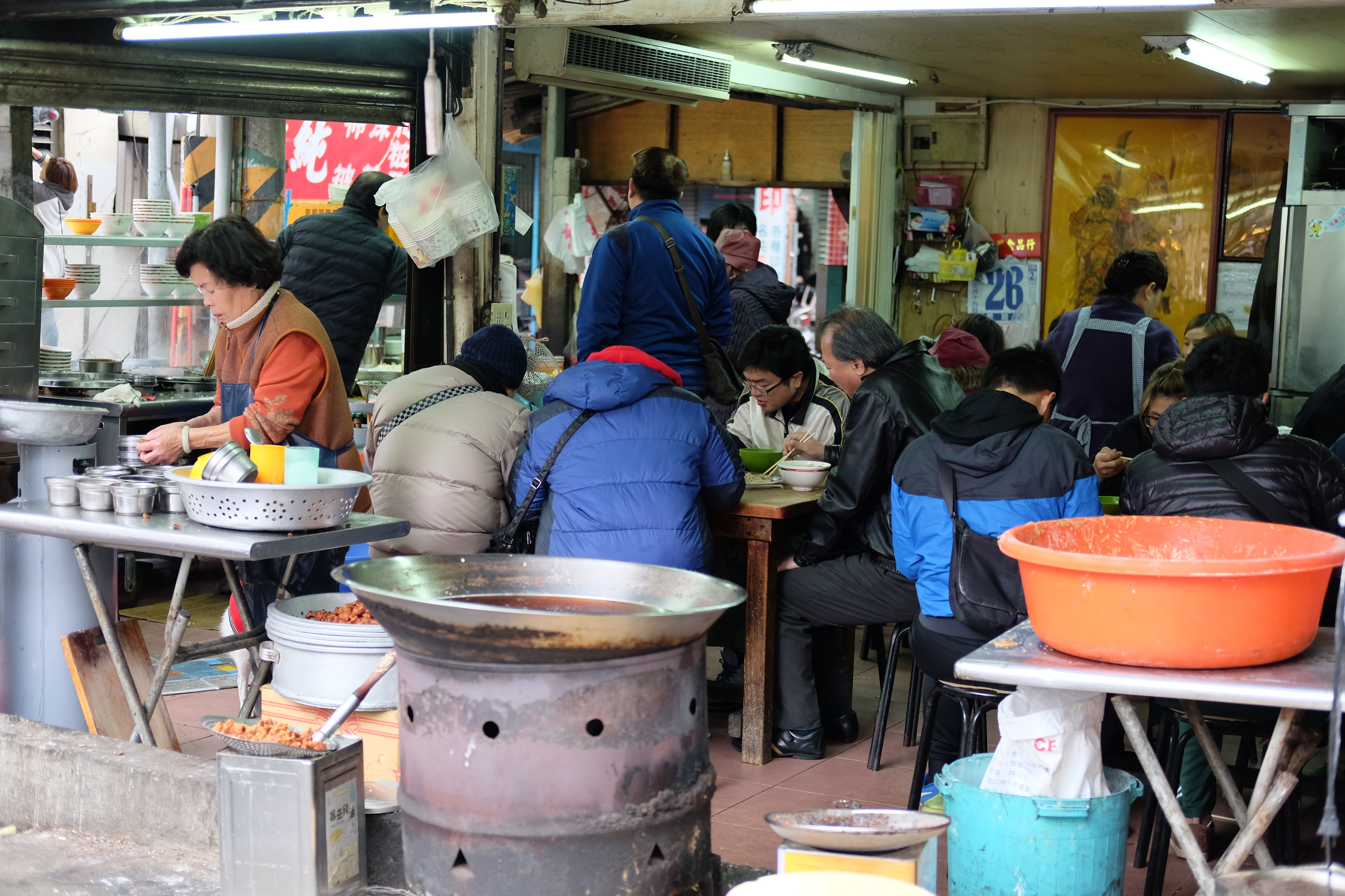 ร้านนี้คนเยอะดี เลยรอต่อแถวเข้าไปกิน / Beitou, Taipei, Taiwan