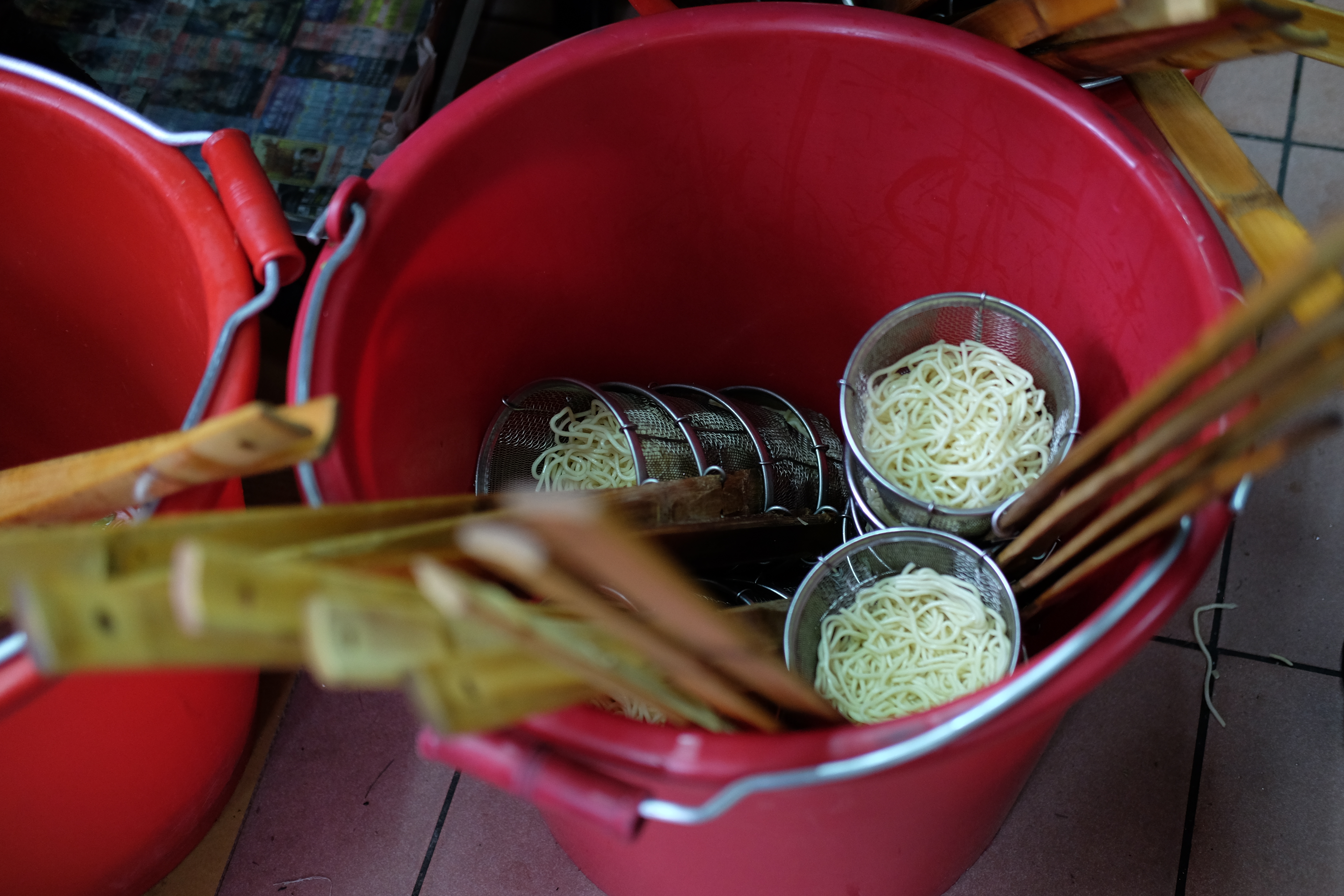 คุณป้าเกียมเส้นหมี่ใส่กระชอนไว้ลวก / Beitou, Taipei, Taiwan