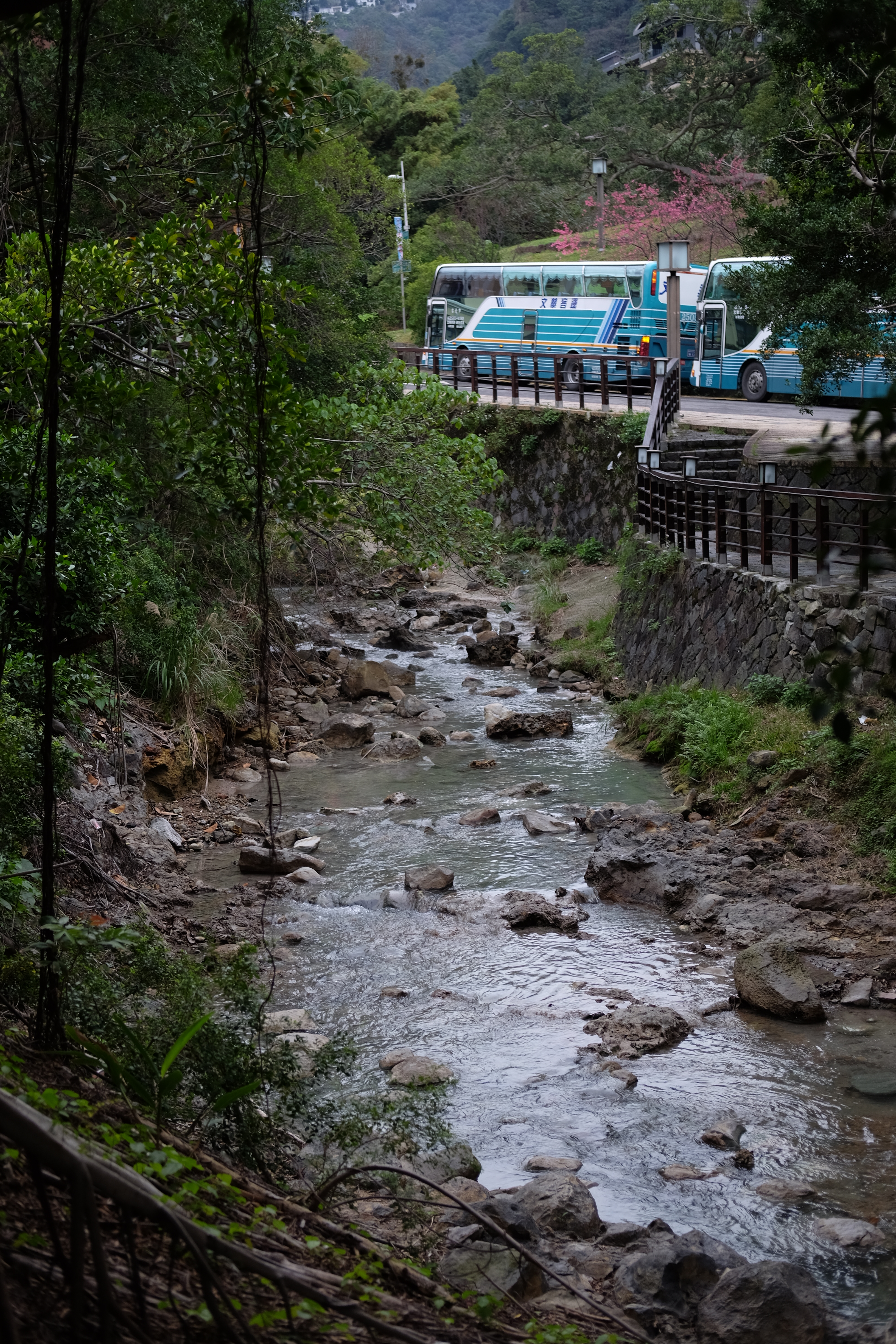 ลำธารน้ำพุร้อน สองข้างทางมีที่ให้นั่งประปราย ชิลล์มาก / Beitou, Taipei, Taiwan