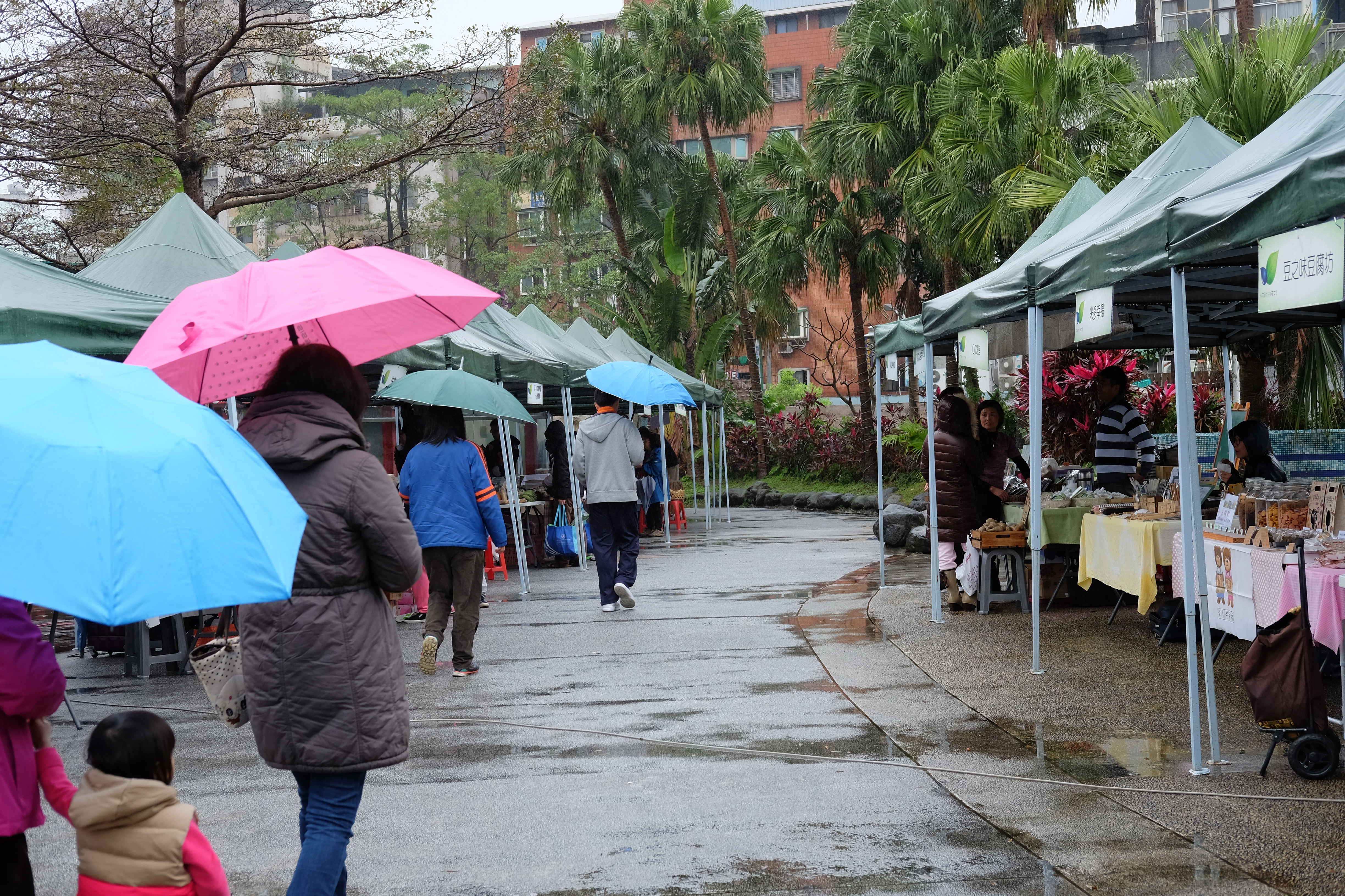 ตลาดวันฝนตก คนเลยน้อยเชีบว พ่อค้าแม่ค้านั่งเหงา / Water Garden organic Farmers Market, ไทเป ไต้หวัน