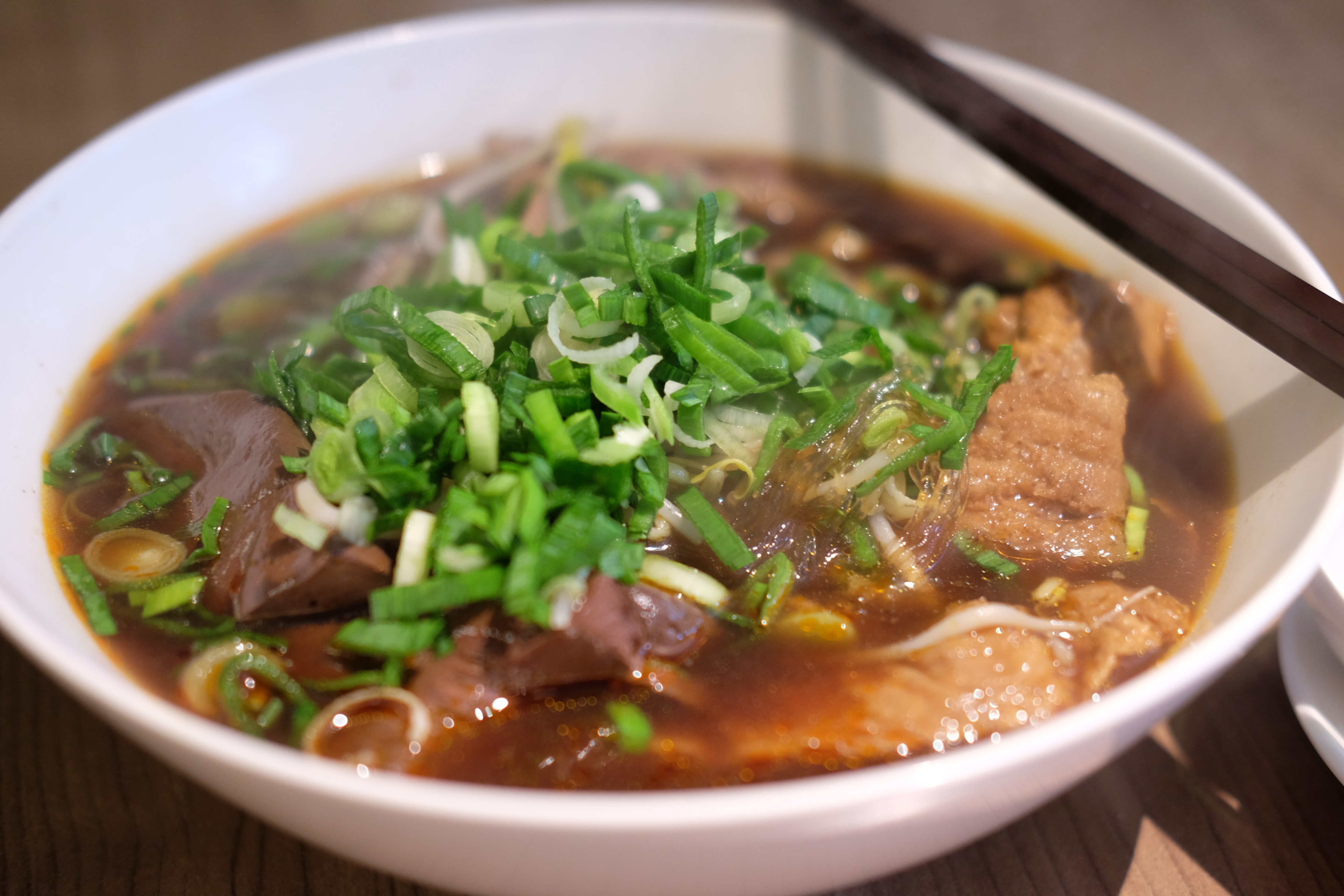 วุ้นเส้นเนื้อ ดูดน้ำซุปกลมกล่อมไปเต็มที่อร่อยเด็ดเจ็ดย่านน้ำมาก