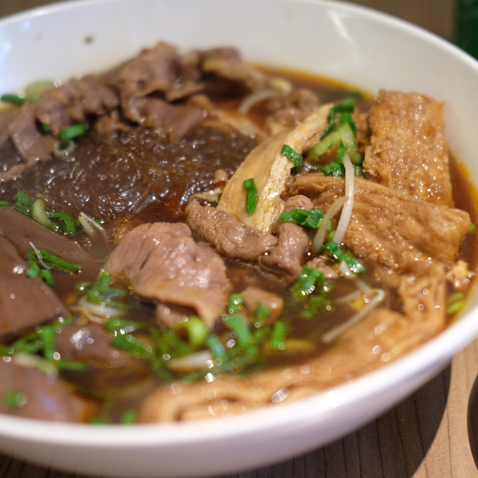 วุ้นเส้นเนื้อ ดูดน้ำซุปกลมกล่อมไปเต็มที่อร่อยเด็ดเจ็ดย่านน้ำมาก