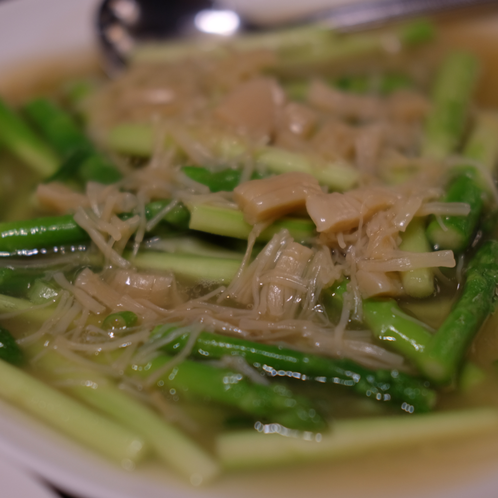 ผัดหน่อไม้ฝรั่งกับหอยเชลล์แห้ง