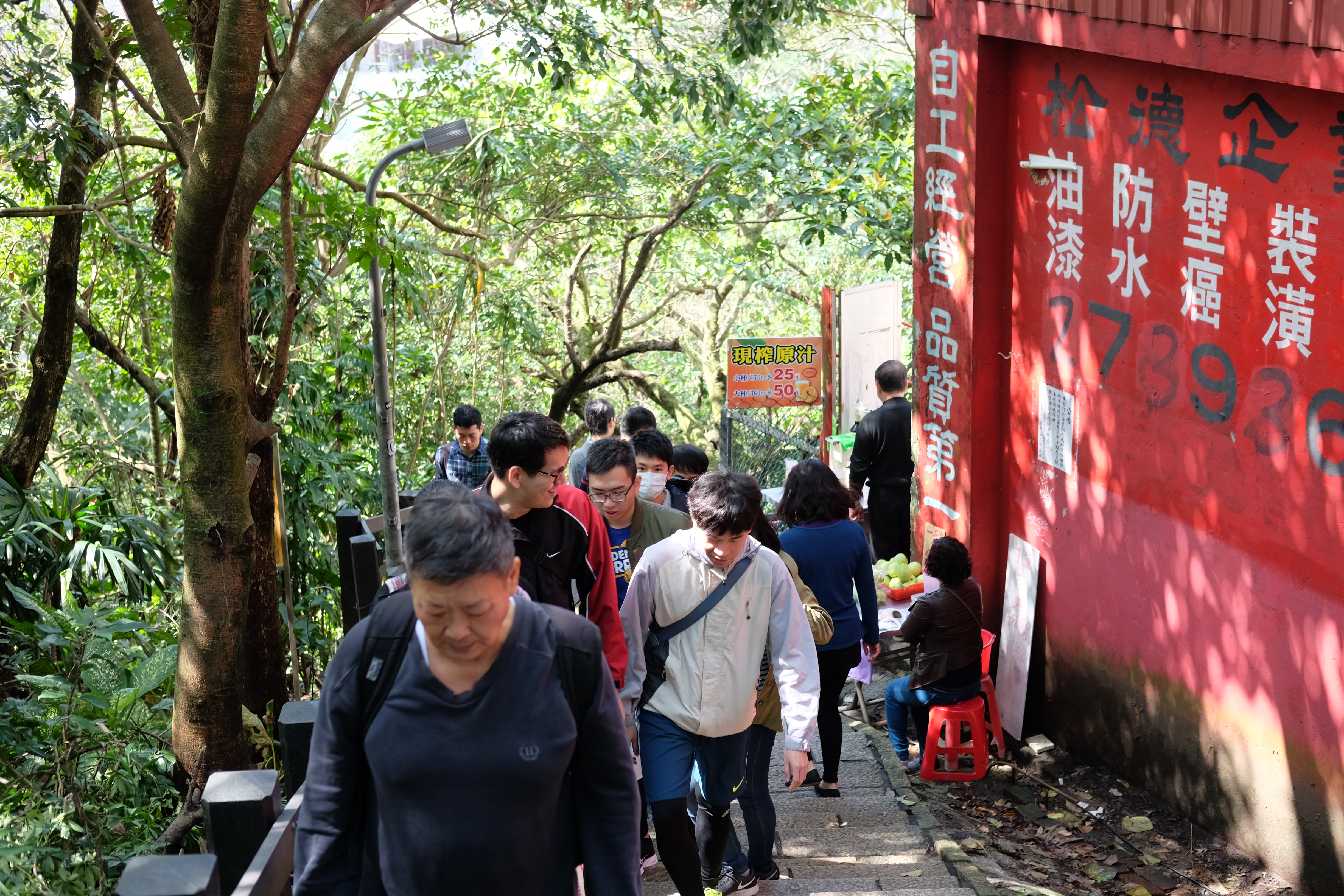 ทางเดินขึ้นมา คนเยอะมากๆ ช่วงนี้