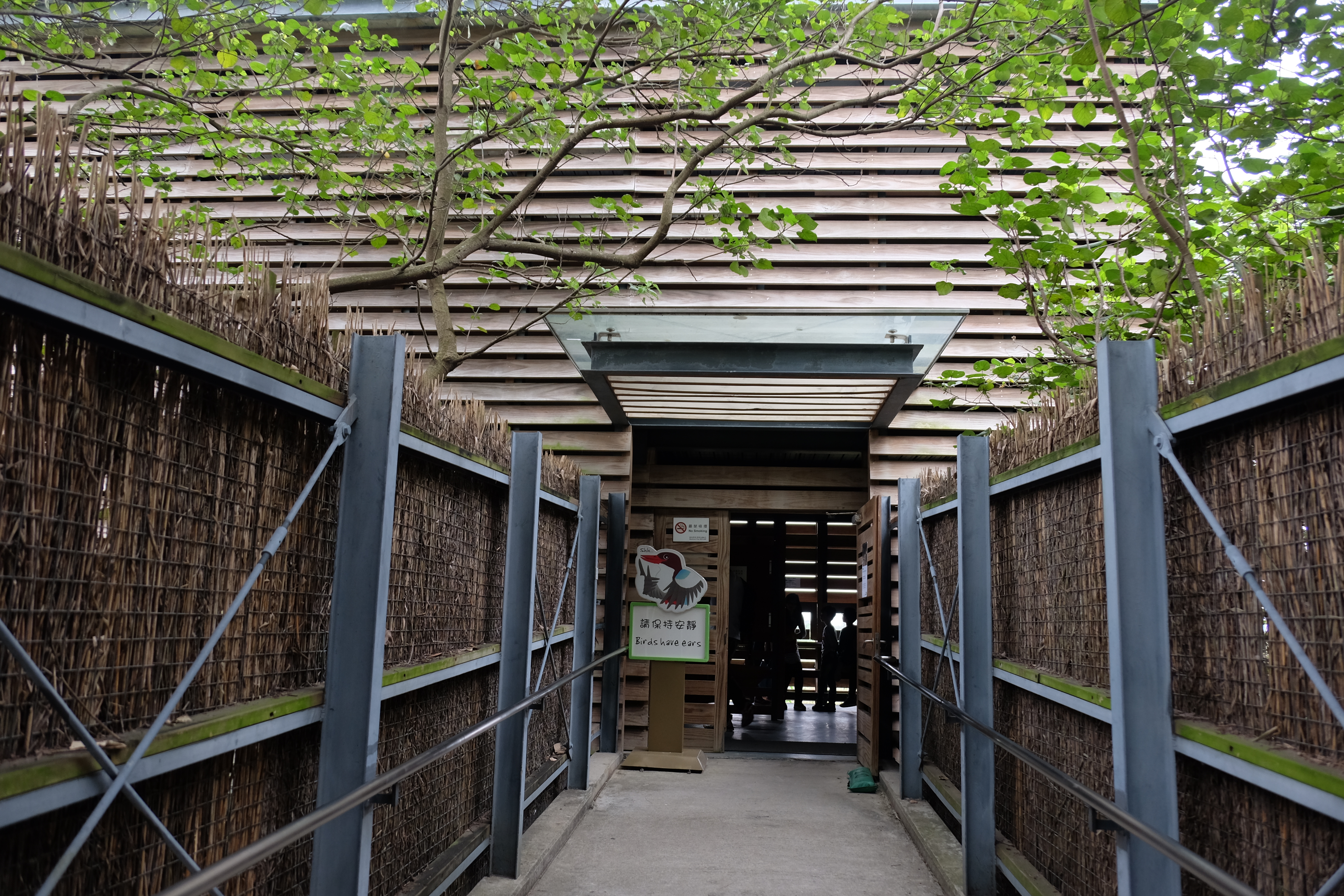 ทางเข้ากระท่อมส่องนกจะเป็นแบบนี้