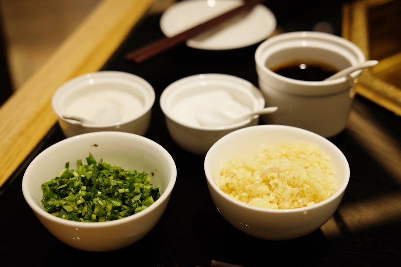 เครื่องปรุงเค้ามีแค่นี้เอง กระเทียม ต้นหอม น้ำตาล ซอสหนืดและ...ผงชูรส