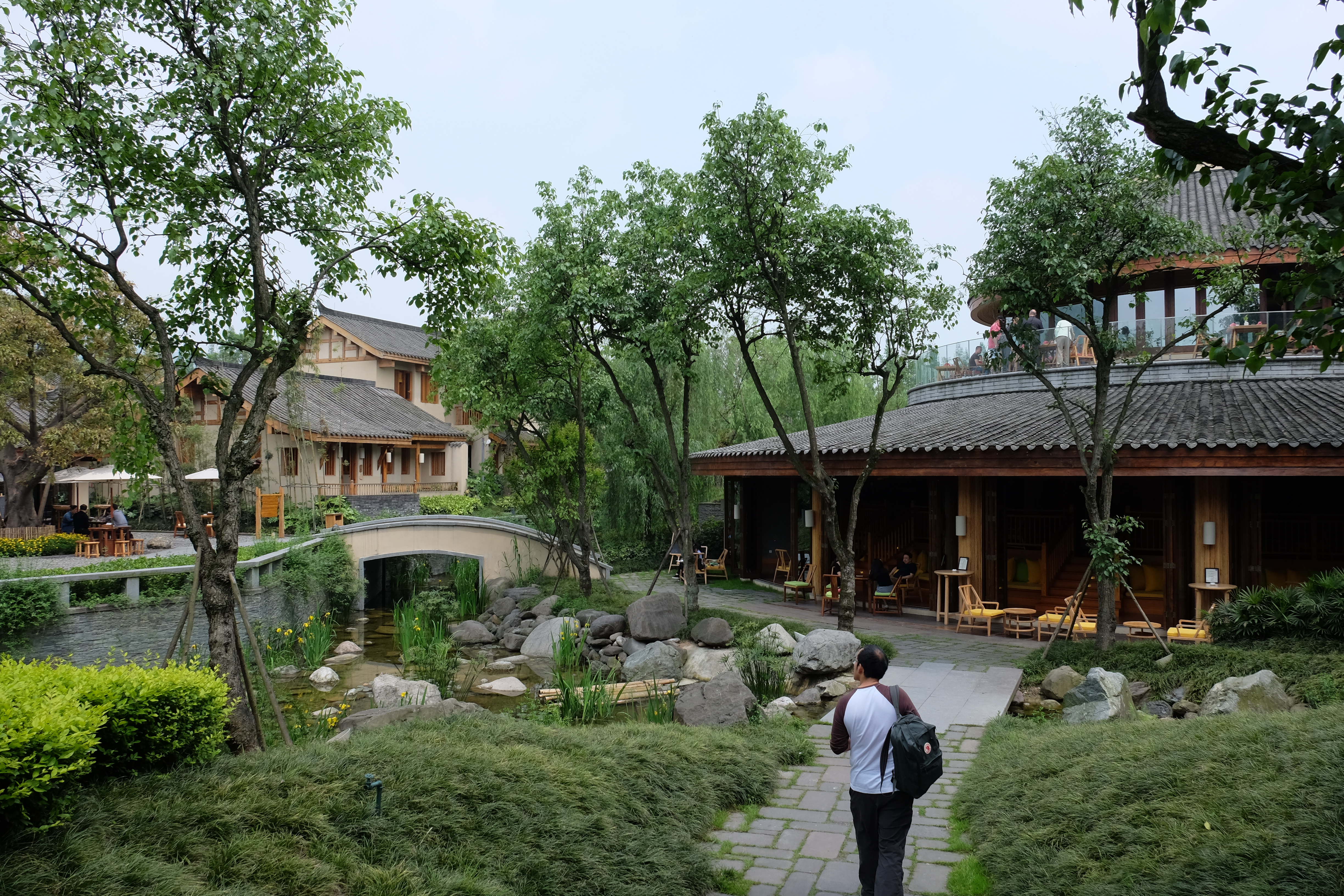 ด้านขวาเป็นบาร์ Six senses Qing Cheng mountain