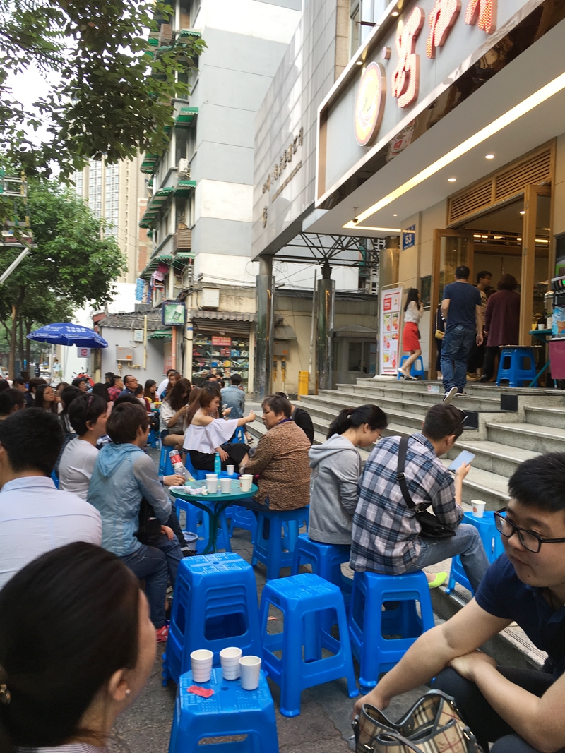 หน้าร้านระหว่างรอ มีบัตรคิวให้