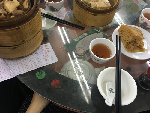 โต๊ะเล็กมาก เก็บกาชาไว้ใต้โต๊ะได้