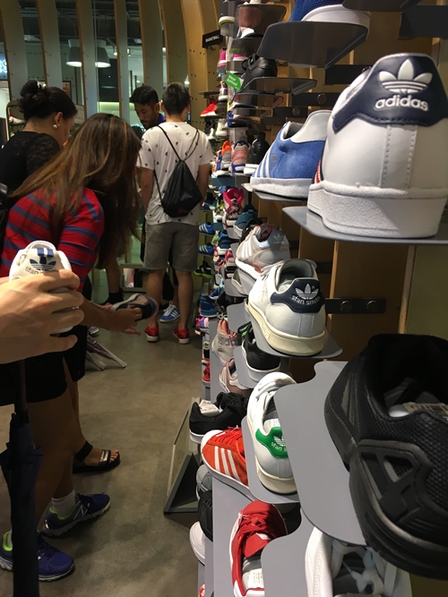 รองเท้ากีฬาร้าน giga sports เป็นแบบรวมหลายแบรนด์