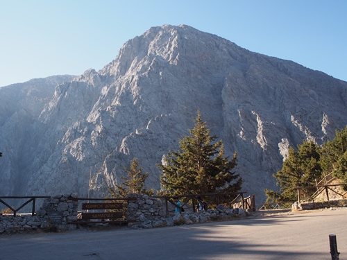 ปลายทางของบัส ก็คือยอดเขา ที่เราจะต้องเดินลงไป ก่อนจะเดินขึ้น