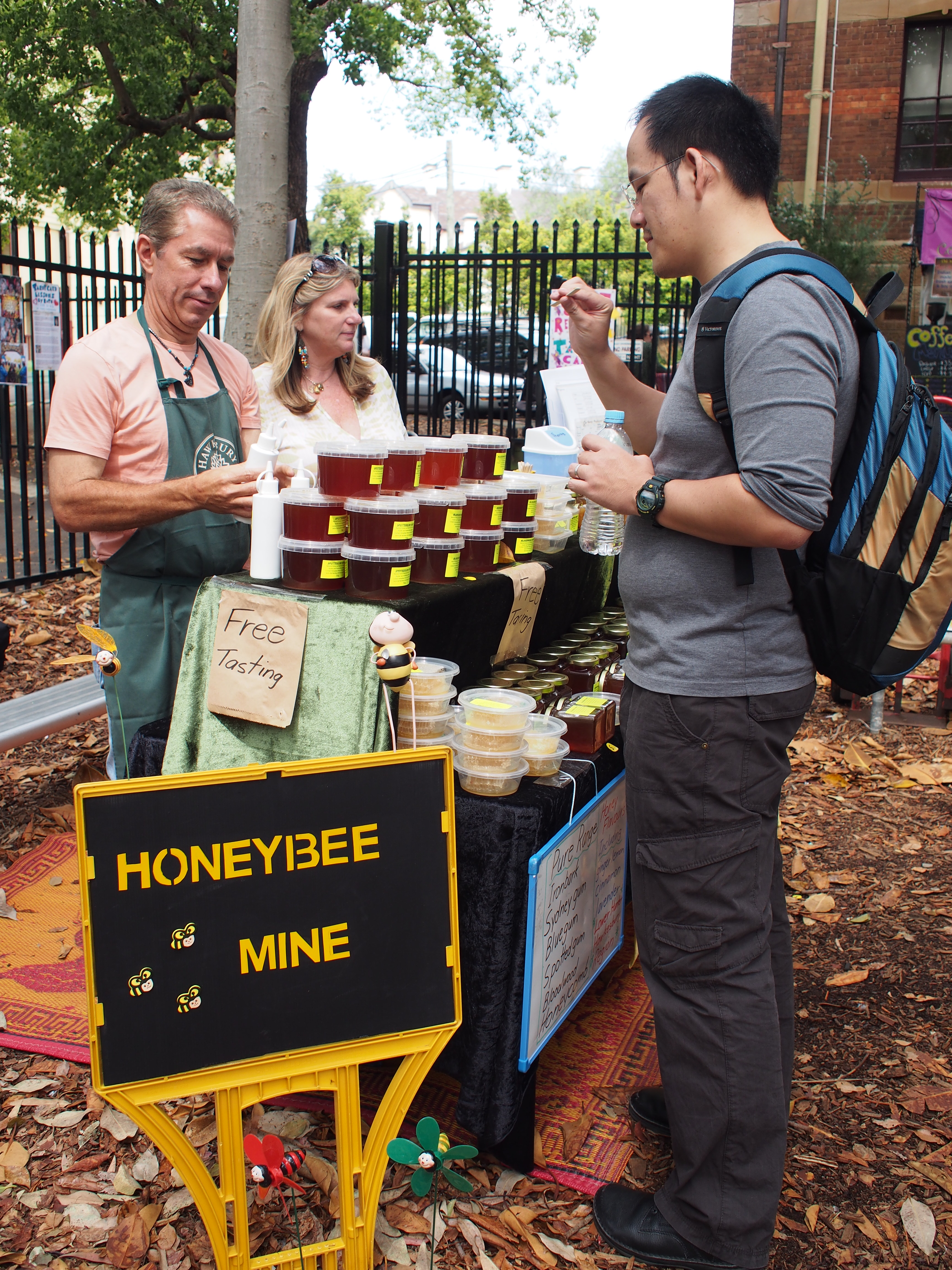 คุณบู กำลังทำการเทสต์น้ำผึ้ง