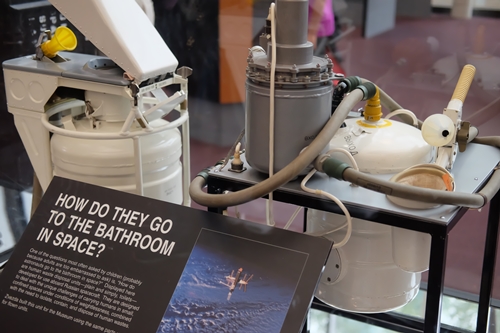 วิธีเข้าห้องน้ำของนักอวกาศ