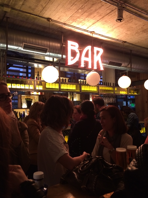 ในร้านคนแน่นมาก แต่สนุก