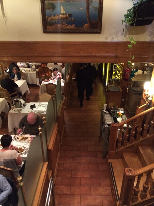 บรรยากาศร้านคลาสิคมาก มี 2 ชั้น และคนส่วนใหญ่ก็จะสั่งเมนูเดียวกับเราคือซีฟู้ดรวม : Botafumeiro Barcelona