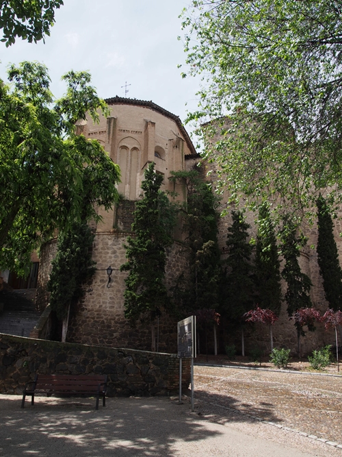 เจอสิ่งที่คล้ายป้อมปราการโบราณ ดูขลังเมื่อมีต้นไม้เกาะ