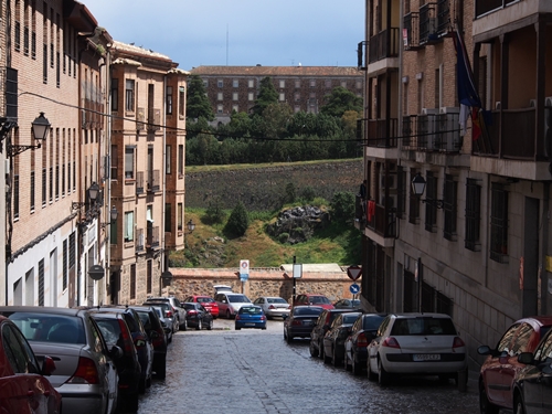 เดินขึ้นเนินผ่านแนวตึกเหล่านี้มา