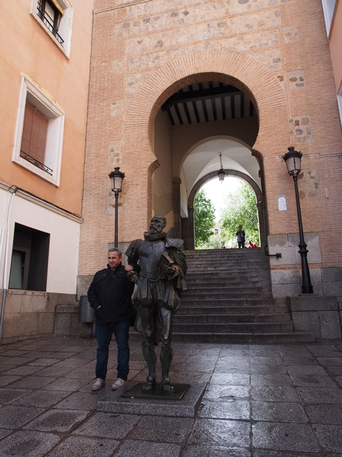 เจอคนถ่ายรูปกับหุ่นอัศวิน