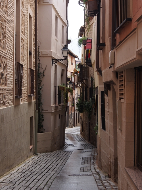 ตรอกเล็กๆ เดินสนุกดี โผล่ไปโผล่มา ไม่ต้องดูแผนที่เลย