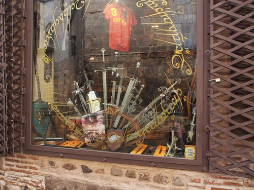 มีร้านขายดาบด้วย