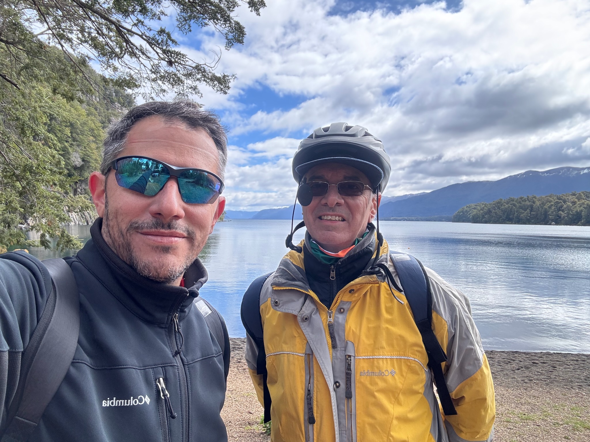 Papá y yo en la entrada del bosque de Arrayanes