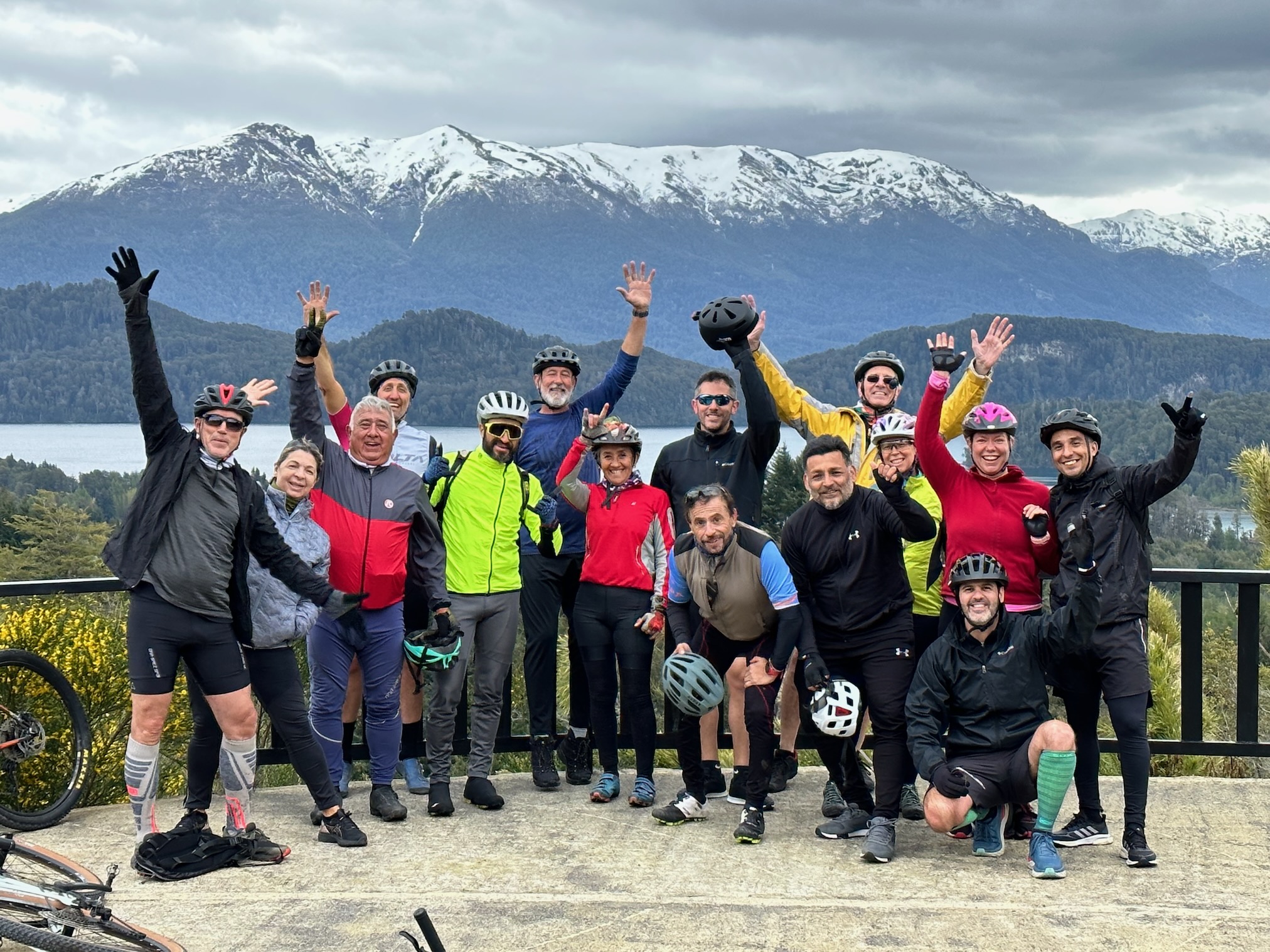 El grupo de ciclismo en un mirador