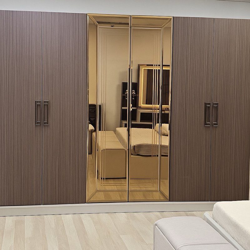 Chambre à Coucher Complète ANKA – 6 Pièces – Armoire 6 Battants – Lit 180x200 – Coiffeuse, Pouf & Banquette – Couleur Marron Gris Élégant